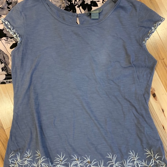 2 Medium Tops - Picture 4 of 5